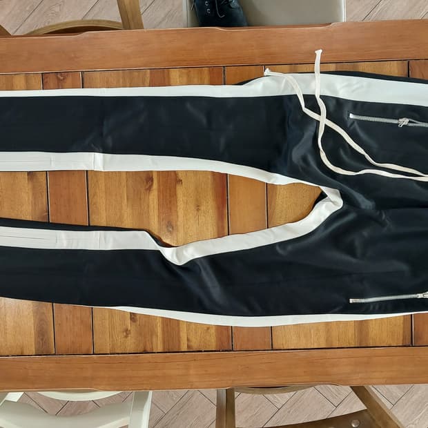 사이드라인 트랙팬츠 블랙 L사이즈
택포 4만