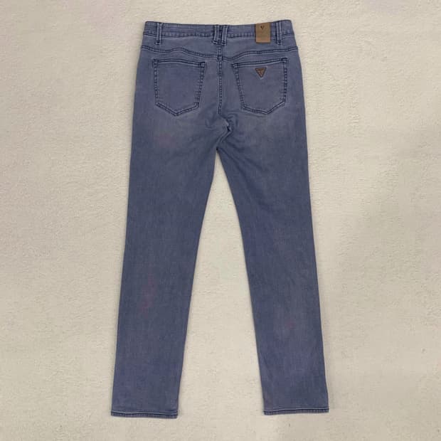 [35] 게스 메탈플레이트 테이퍼드핏 데님팬츠