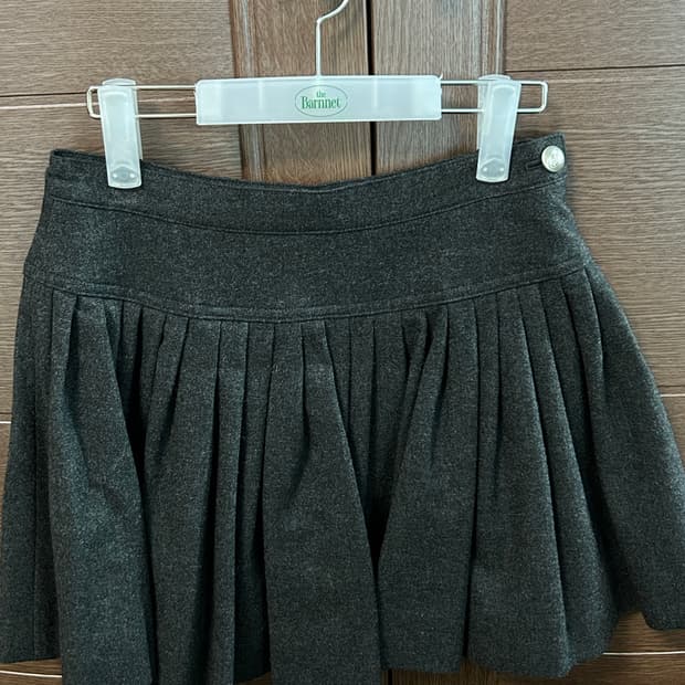 더바넷 Karelian Pleats Mini Skirt (차콜 S)