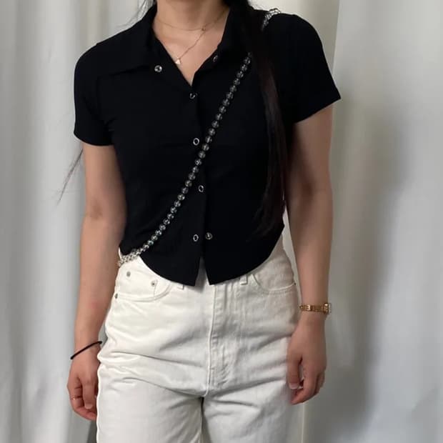 블랙 반팔 크롭 카라 버튼 셔츠 티