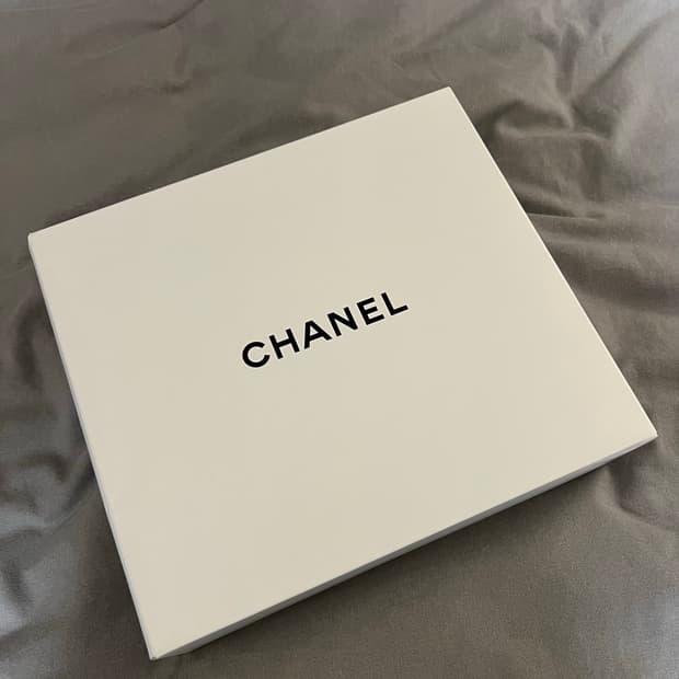 샤넬 뷰티 금장 지퍼 하드 케이스 검정 새제품