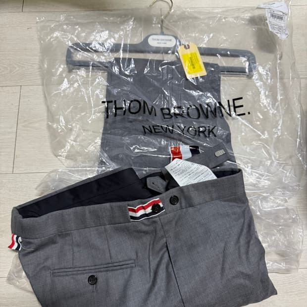 톰브라운 로우 라이즈 슬랙스 미드그레이 팬츠 3 사이즈 새상품 팝니다