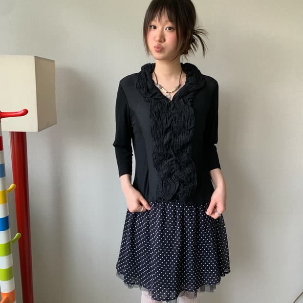 mb lucas cachette, ruffle blouse