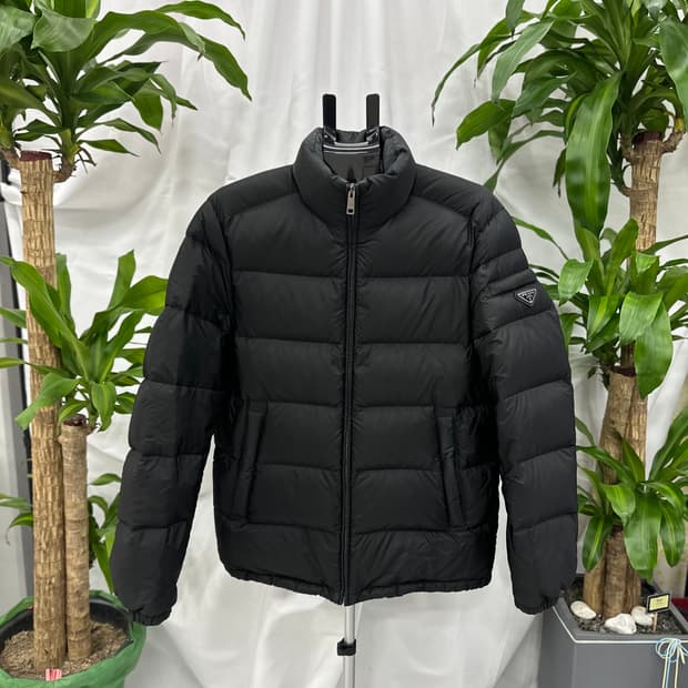 (48) 프라다 트라리앵글 로고 다운패딩 블랙