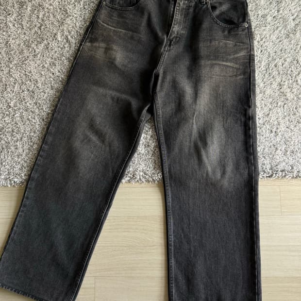 쿠어 더스티 엠보 워시드 데님 팬츠