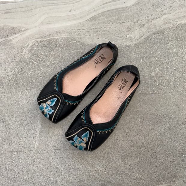 Black oriental embroidered flat shoes