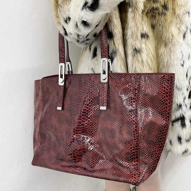 스튜어트와이츠먼 레드 파에톤 숄더백 