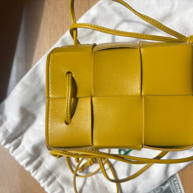 보테가베네트 카세트 미니 버킷백