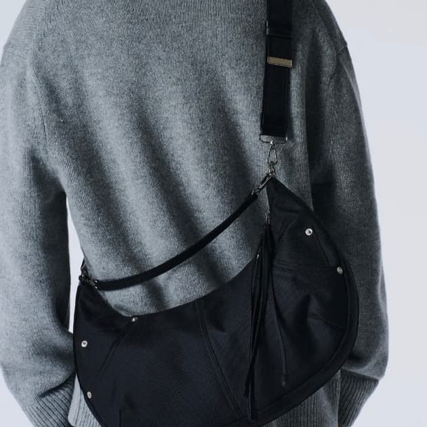 메종미네드 투톤 새들백 블랙 컬러입니다