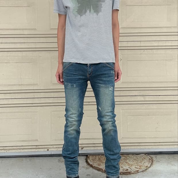 00s metal plate logo slim straight jeans