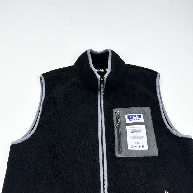 아웃도어 x 휠라 블랙 쉐르파 후리스 조끼 (XL)