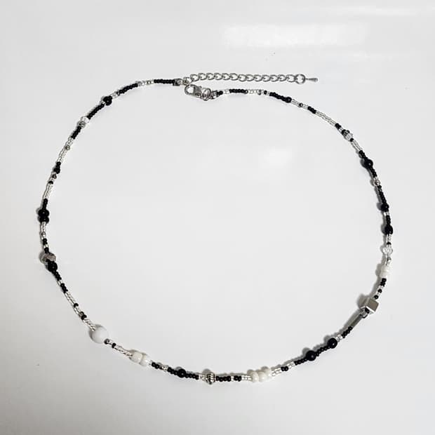 남자 블랙 앤 화이트 흰볼 목걸이