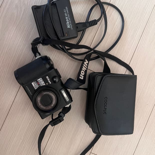 니콘 쿨픽스 p5100 케이스,충전기,배터리 1개