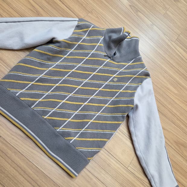 닥스 여성 니트 100사이즈입니다. 
회색 바탕에 흰색, 노란색 아가일 