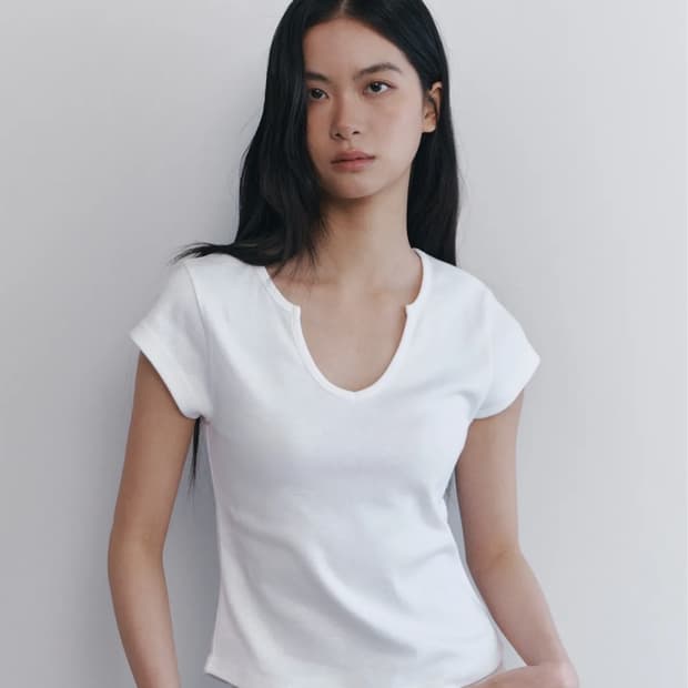 C 90S LINE SLIT NECK HALF-SLEEVE T-SHIRT