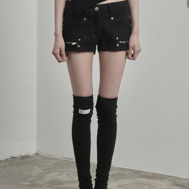 이네기 Angled Seam Zip Shorts (black)
