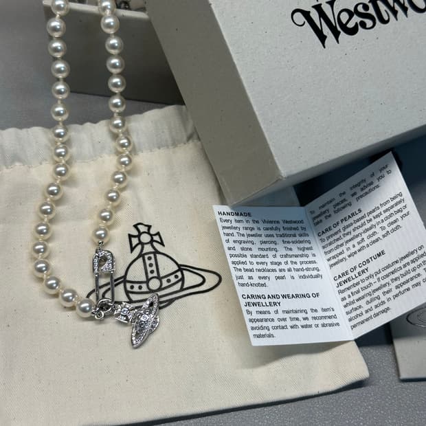 비비안웨스트우드 루크리즈 펄 세이프티핀 목걸이