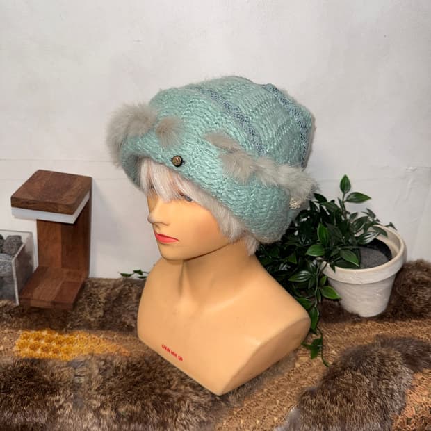 Jill Stuart mute sky blue fur trimmed 비니