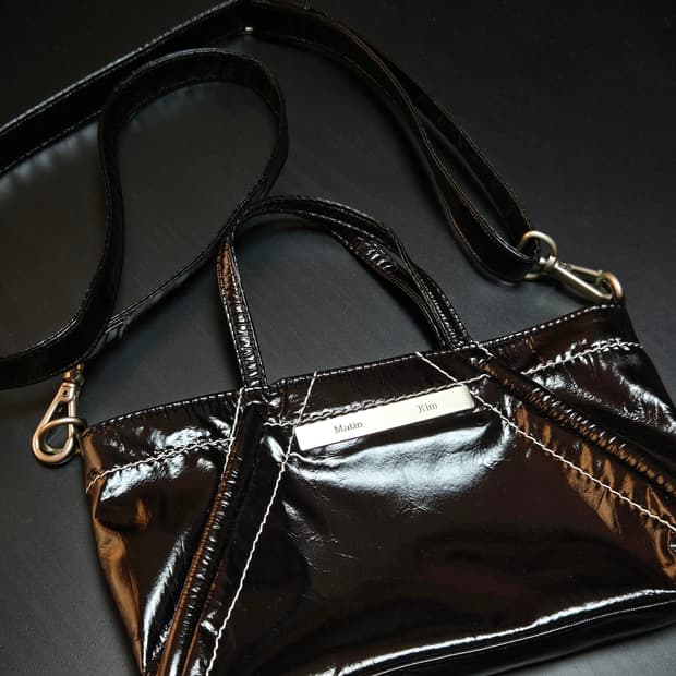 마뗑킴 미니 크로스백 유광 글로시 블랙