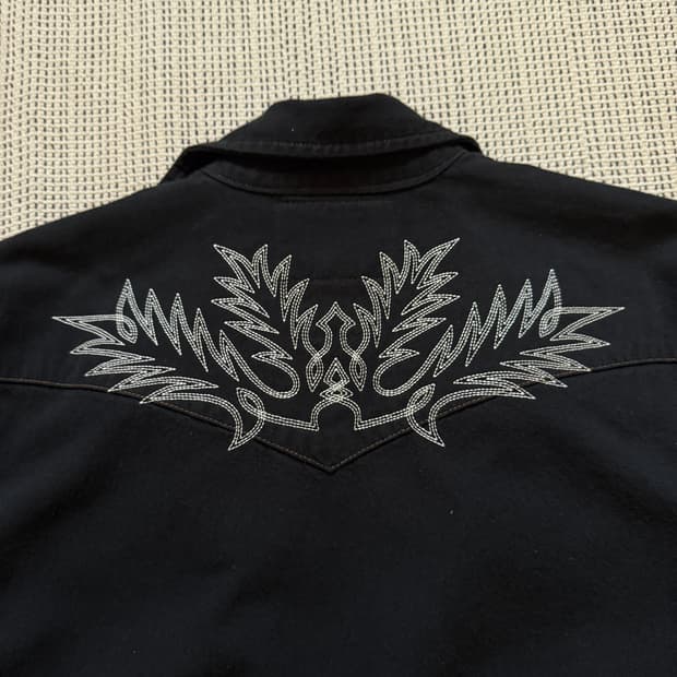 The letters 랭글러 블랙 데님 웨스턴 셔츠