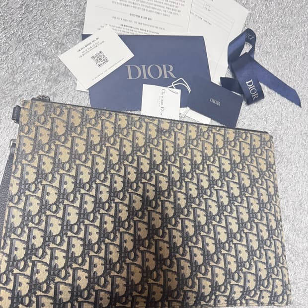 디올 오블리크 A4 클러치 구성품 존재