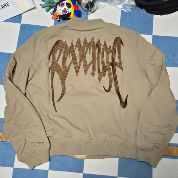 [M] REVENGE 리벤지 자수 봄버 베이지