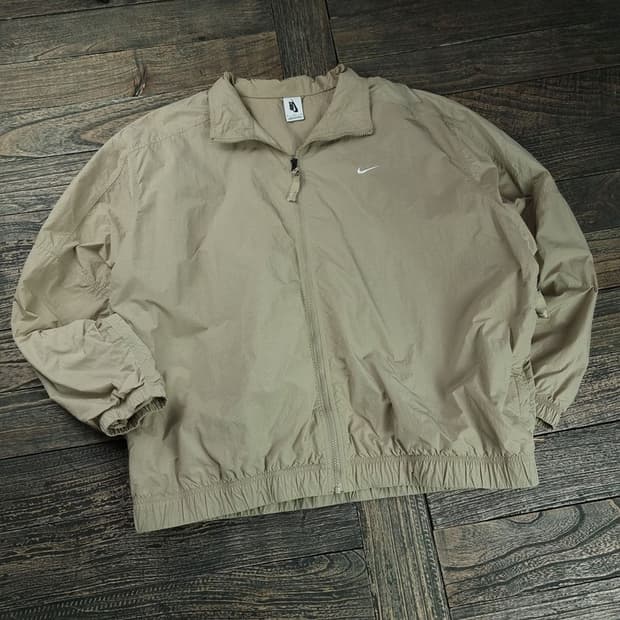 [나이키] 스우시 자수 오버핏 집업 바람막이 자켓 카키베이지 M18787