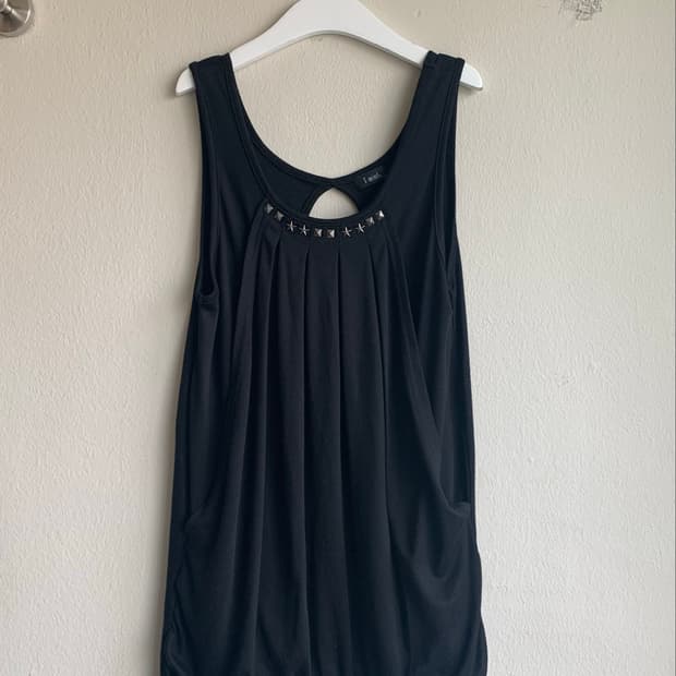 Studded pleats sleeveles