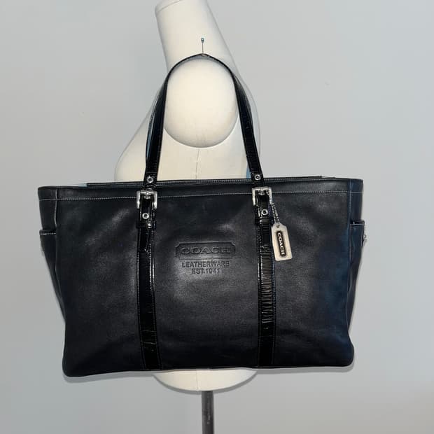 COACH Allblack Shoulder bag