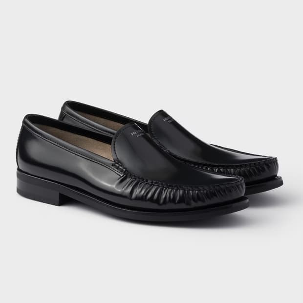 프라다 PRADA 브러쉬드 가죽 로퍼