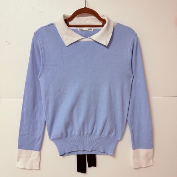 미쏘(MIXXO) 배색 카라 니트 라이트블루 데일리 