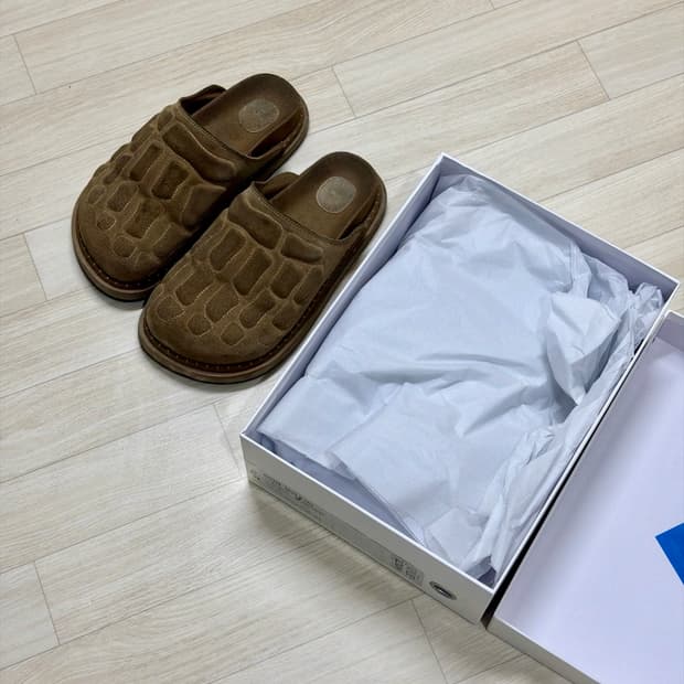이예 킨치 본 뮬 270