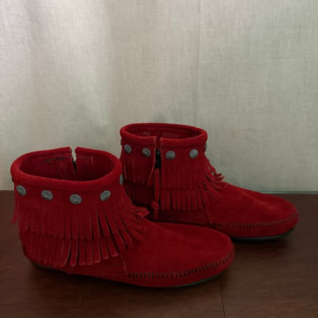 MINNETONKA  fringe suede boots