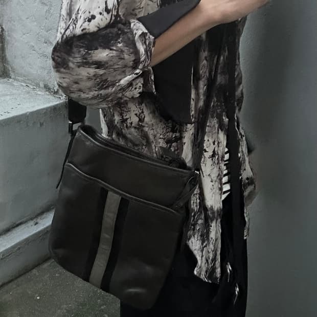 2000s 버버리 블랙라벨 레더 블랙 크로스백