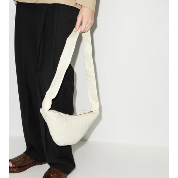 르메르 스몰 크루와상 백 코티드 리넨 캔버스 아몬트밀크