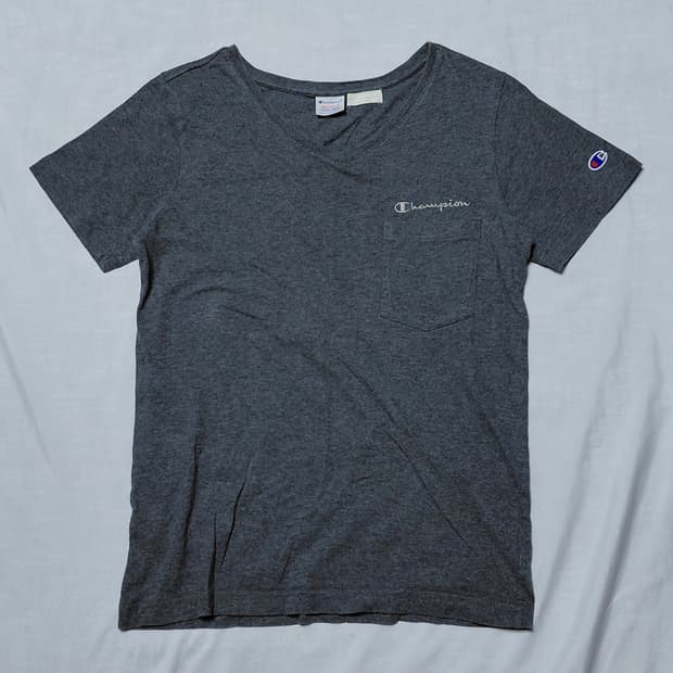 [S] 챔피언 x earth music&ecology 콜라보 포켓 브이넥