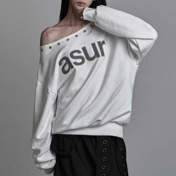 애즈유아 AU 원숄더 보트넥 맨투맨 화이트