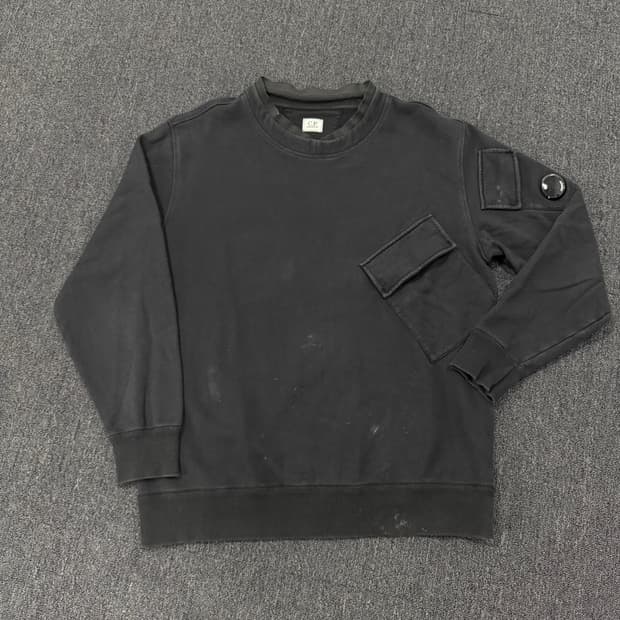 CP컴퍼니 포켓 디테일 렌즈와펜 맨투맨 