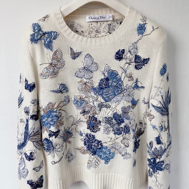 디올(Dior)의 나비 자수 니트