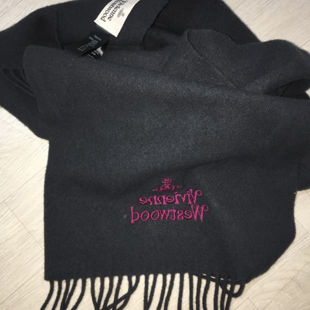 비비안 웨스트우드 자수 로고 울 머플러 다크그레이