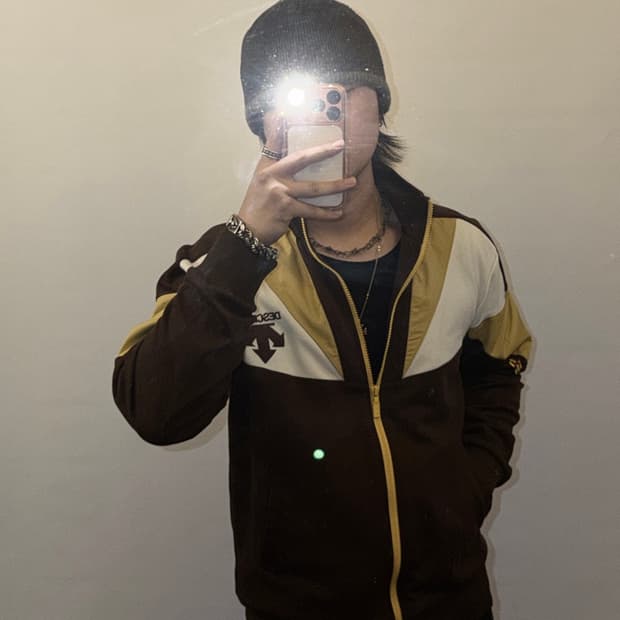 데상트 브라운 트랙탑