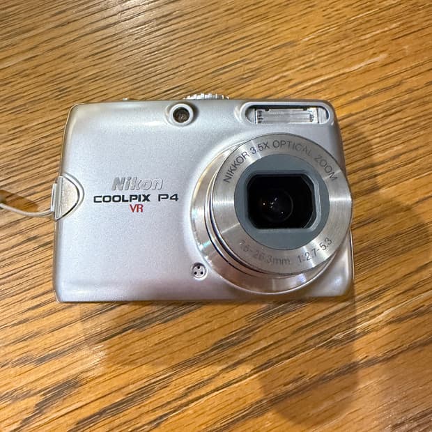니콘 쿨픽스 P4 디지털 카메라