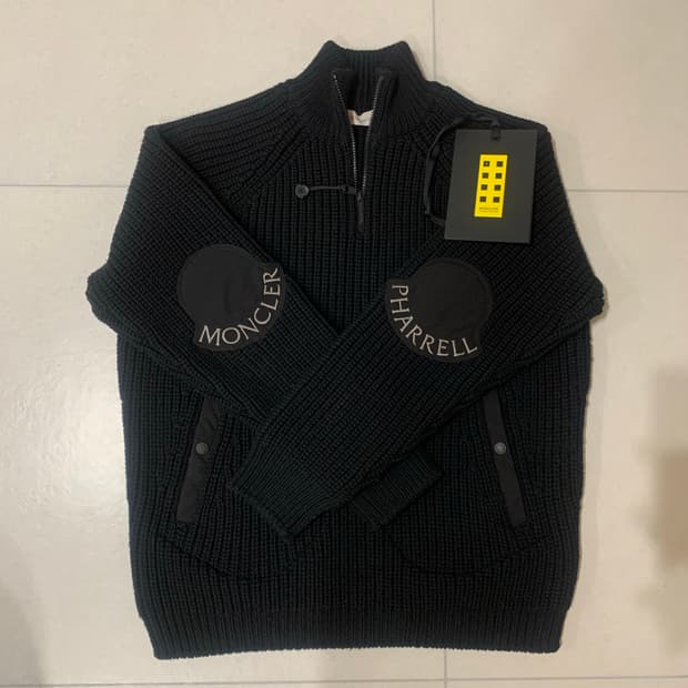 몽클레어 x 퍼렐 울 하프집업 스웨터