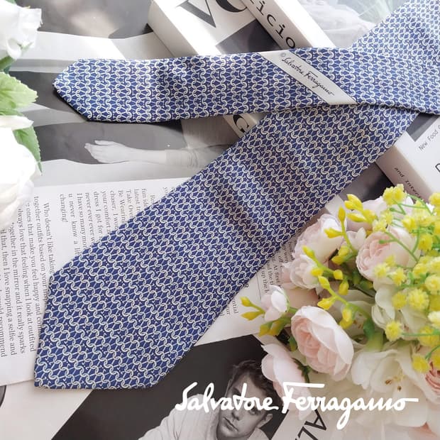 페라가모 실크 블루 간치니 패턴 넥타이 9cm B등급 K2503