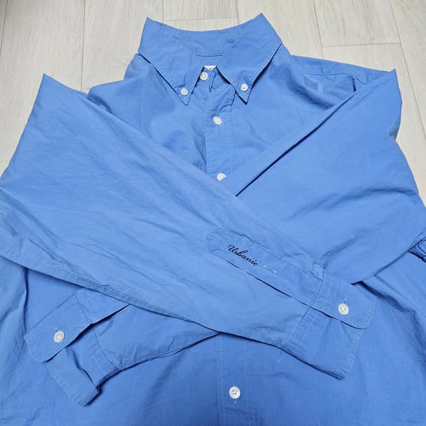얼바닉 30 쨍한 블루셔츠