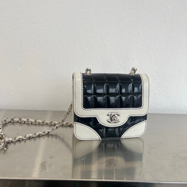 샤넬미니백 샤넬초콜릿바 페이턴트 체인숄더백 