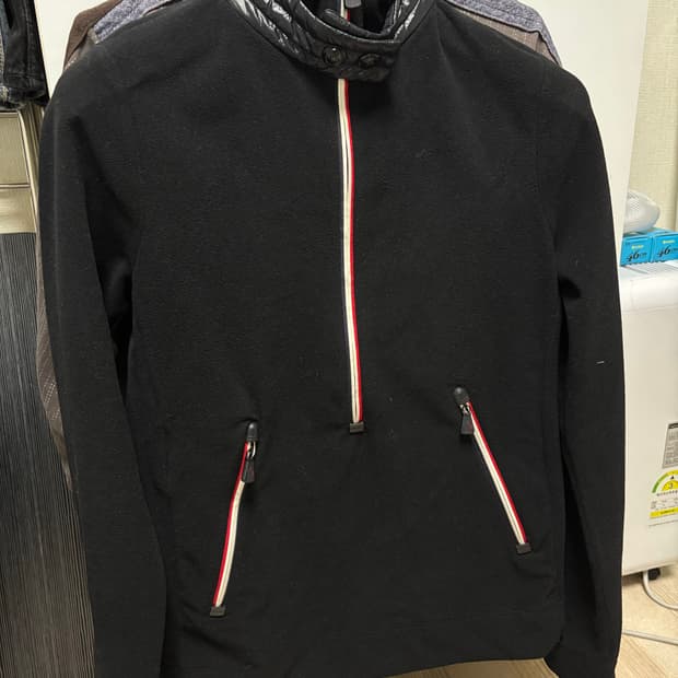 몽클레어 반집업 스웻셔츠