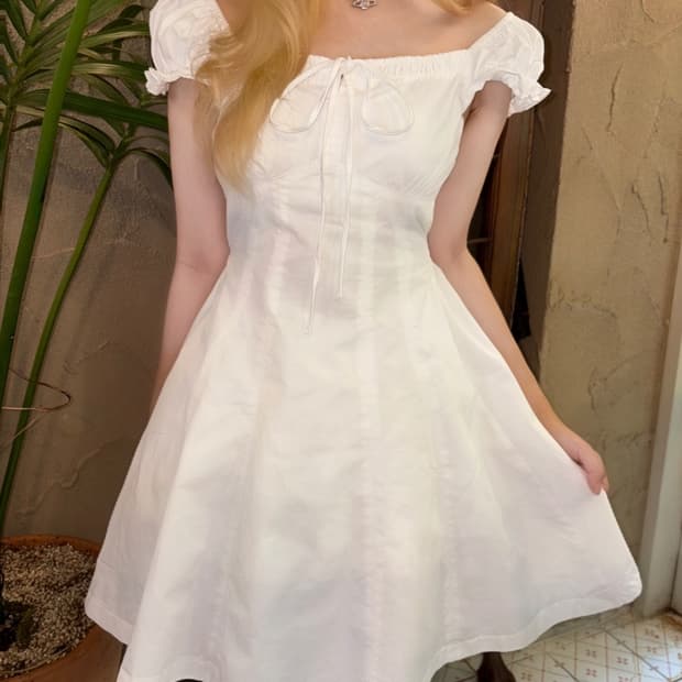 러블리 퍼프 프릴 리본 오픈숄더 원피스 화이트