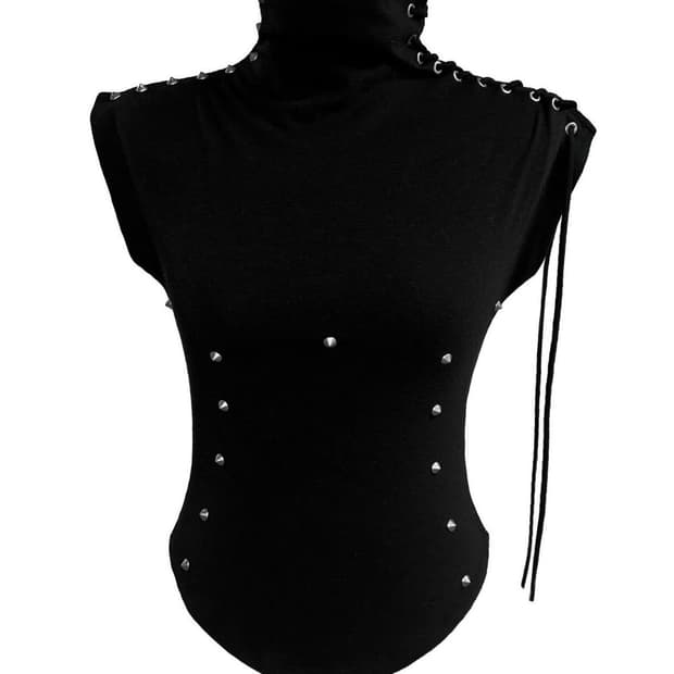 Kimyo Cone stud body line top in black