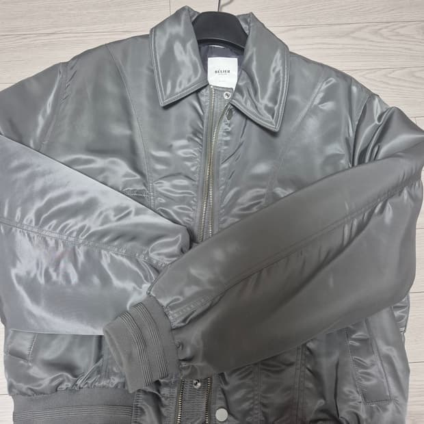 벨리에 X엔트런스 콜라보 23fw  써큘러 봄버 M